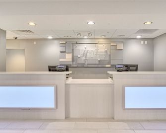 Holiday Inn Express & Suites Portland By IHG - Portland - Front desk
