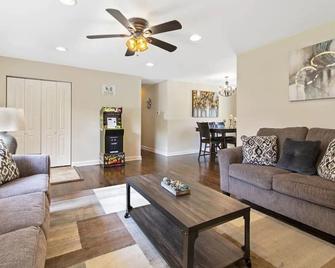 Des Plaines Fhs Rental - Des Plaines - Living room