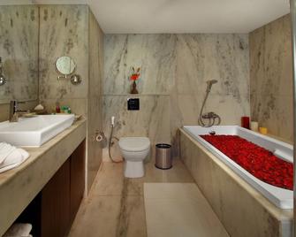 Four Points by Sheraton Hotel & Serviced Apartments, Pune - Pune - Baño