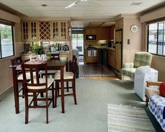 Downtown Retreat Aboard Savannah Rae - Augusta - Dining room