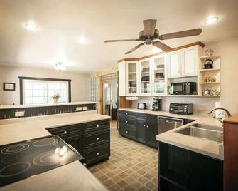5br Riverfront Retreat W Firetable Bbq And Deck - Orangeville - Kitchen