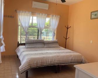 Amplia casa de 6 cuartos, alberca, aire acondicionado, y WiFi. - Peñita de Jaltemba - Bedroom