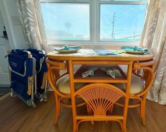 Sunrise Motel - Treasure Island - Dining room