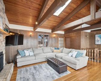 Cedar Lake getaway with sauna - cozy fireplace! - Annandale - Living room