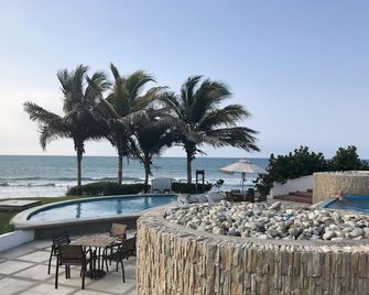 Luxury Oceanfront View Condo - Manta - Piscina