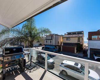 Four Bedroom Condo One Street From The Sand With Ac! - Newport Beach - Balcon