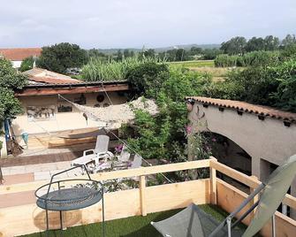 Lovely spacious one level gîte with shady terraces, pool, billiard/music room - Canaules-et-Argentières - Balcón
