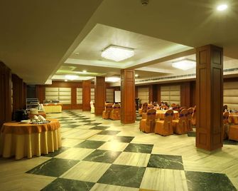 Hotel D Courtyard - Guwahati - Restaurante