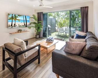 Sunset Water Premium 2 bedroom 2 bathroom - Hamilton Island - Living room