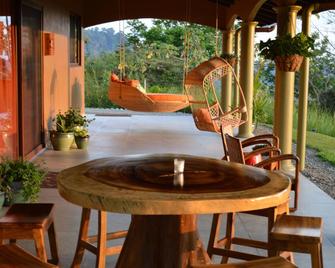 American comfort /Costa Rican Flair! Luxury home in the jungle with ocean views! - Ciudad Cortés - Patio
