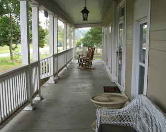 Quiet, Private, 2 acres to enjoy and still close to everywhere you want to go. - Elkins - Balcony