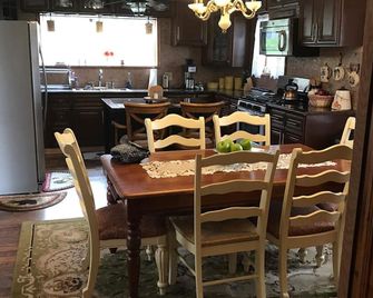 Charming 4-bedroom farmhouse in delightful Hinton with WiFi, AC - Hinton - Dining room