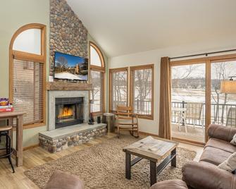 Remodeled! 2b/2b, Deck Off10th Golf Green, Dog Friendly, Pool, Wifi, In Resort! - Galena - Living room