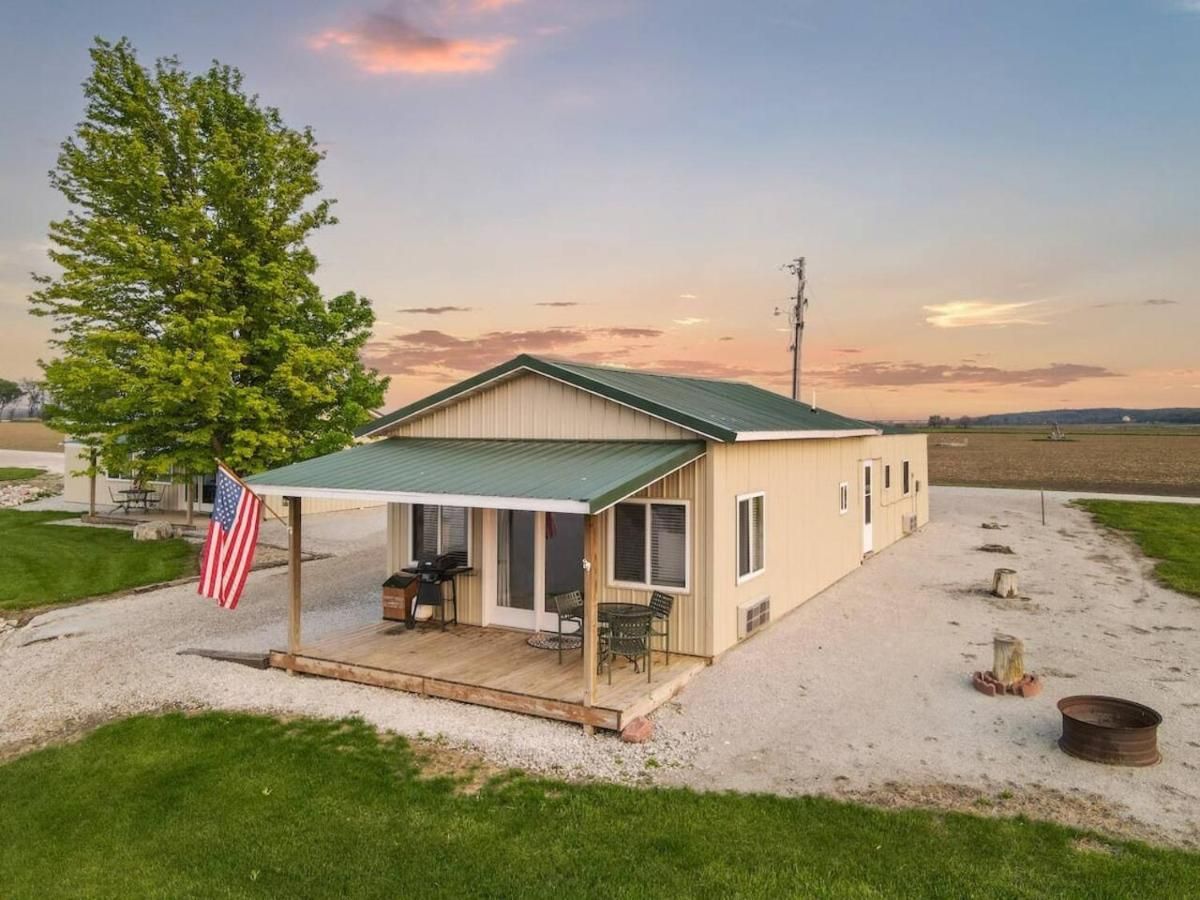 The Goose Cabin. 5 Cabin Missouri River Compound. Sleeps 30. Reunions and Retreats