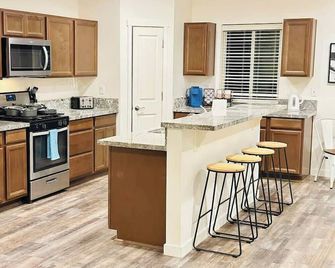 Fernley Dream Residence-20 Min to Usa Pkwy|4bedroom|14sleeps - Fernley - Kitchen