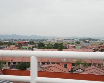 Bee-Force Backpackers Inn - Cebu - Lapu-Lapu City - Balcon