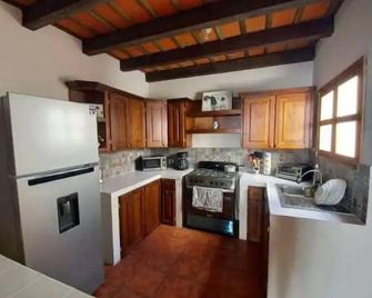 Antigua Gardens Villa victoria - Alotenango - Kitchen