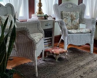 Ezmeralda's ~ Classic 1920's Renovated Bungalow ~ 'A Hidden Gem of Geneva' - Geneva - Living room