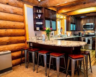 Beautiful Hand-Crafted Log Chalet - Great Views - Girdwood - Cocina