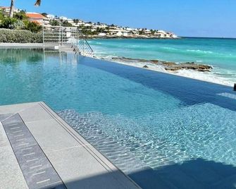 Pelican Key Beach Villa - Little Bay - Zwembad