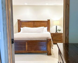 Lakehouse + Guesthouse Retreat with hot tub - Pontoon & Jet Ski Rental - Annandale - Habitación
