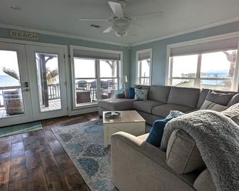 The Nest - A waterfront cottage sitting high above the tree tops - Long Beach - Sala de estar