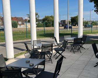 Logis Cottage Hôtel - קאלה - פטיו