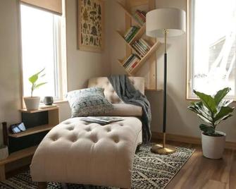 Dog friendly-The Mighty Pine Cabin with Sauna - Richland Center - Sala de estar