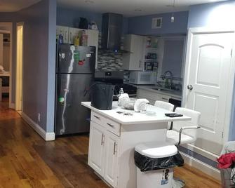 Moe And Gigi Beautiful Home Getaway - Queens - Kitchen
