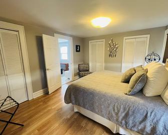 Charming Travel Nest - Bloomfield - Bedroom