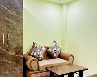 Roomshala 177 Homestay Thehrav - Νέο Δελχί - Σαλόνι