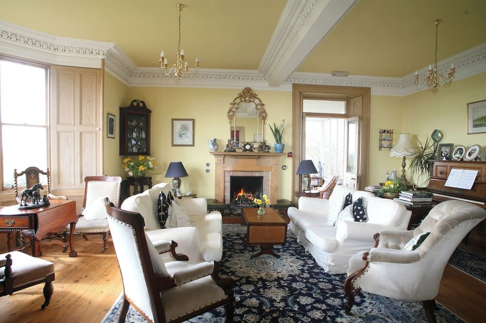 Clint Lodge - Melrose - Living room