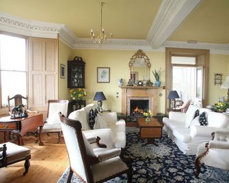 Clint Lodge - Melrose - Living room