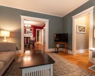Spacious Vintage Home in Cultural District - Rochester - Living room