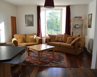 Victorian terraced Cottage with great views. - Helensburgh - Living room
