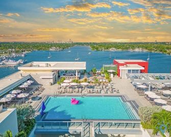 Hot tub & Rooftop pool - Near Beach - Hollywood - Piscina