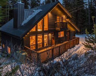 Whitetail Lodge! Renovated 6 Bed, 3 bath Ski In @ Apex Mountain with Sauna. - Hedley - Building