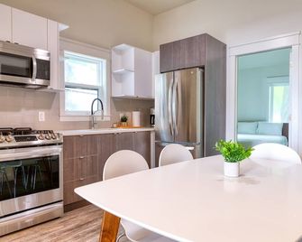 Cottage 22: Charming Bungalow Steps from the Lake - Wainfleet - Kitchen