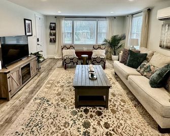 Charming Magnolia Cottage with Hot Tub Near Liberty & Downtown - Lynchburg - Living room