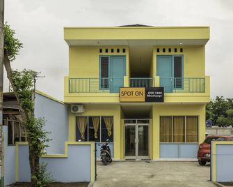 OYO Life 1889 Mbuahpage - Karawang - Building
