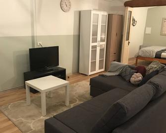 Welcome to Reflections Bridgetown! A modern lakeside cottage for up to 2 adults. - Bridgetown - Huiskamer