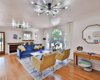 Spanish Casa near zoo and beach with sun deck and AC - San Diego - Living room
