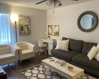 Downtown Greenville Historic District Vacation/Corporate Condo! - Greenville - Wohnzimmer