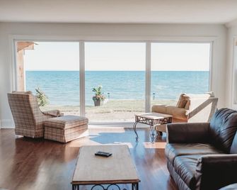 Price Reduced- Perfect for large groups!!! Niagara Lakehouse Luxury Beachfront - Wainfleet - Living room