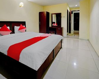 OYO 90331 Hotel Toba Shanda - Parapat - Bedroom