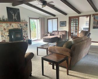 Peaceful & Spacious Wolf River Home - 4 Bedrooms, Pool, Fire Pits & Scenic Views - Shawano - Living room