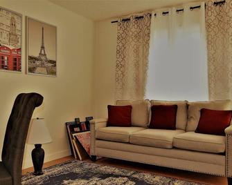 Urbana the Charming Well-lit two Bedrooms Apartment - Grand Forks - Living room