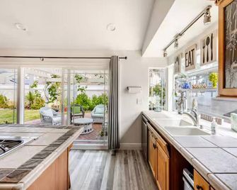 Charming 5-bedroom house in lovely Huntington Beach with WiFi, AC - Huntington Beach - Kitchen