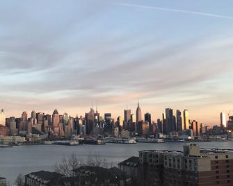 Amazing Townhouse With Water Views - 15mins To Times Square - Weehawken - Outdoors view
