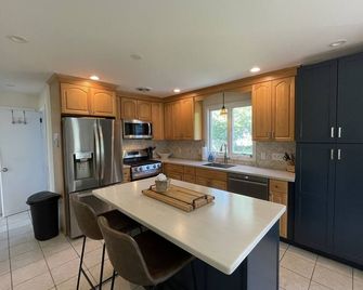 Lordship cape, sleeps 6-8, walk to beach, 7 min drive to Amphitheater - Stratford - Cocina